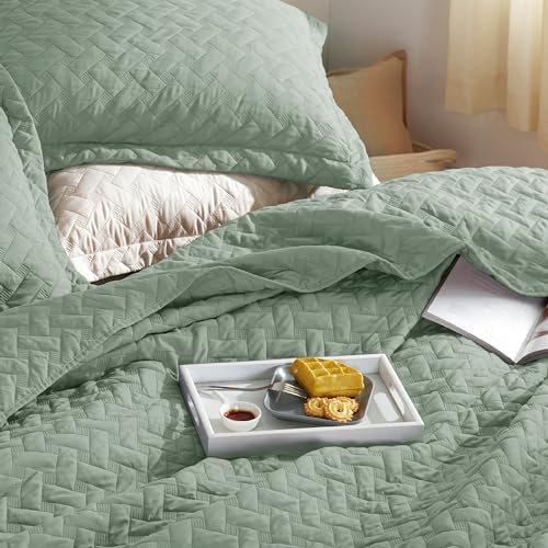 Bedsure Queen Quilt - Lightweight Bedspread with Basket Weave Pattern