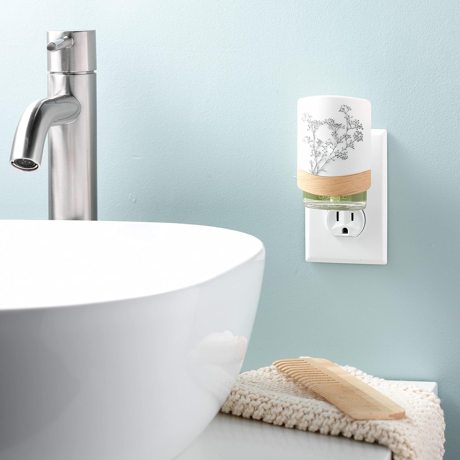 Yankee Candle Natural Simplicity with Light Scent Plug Diffuser 1